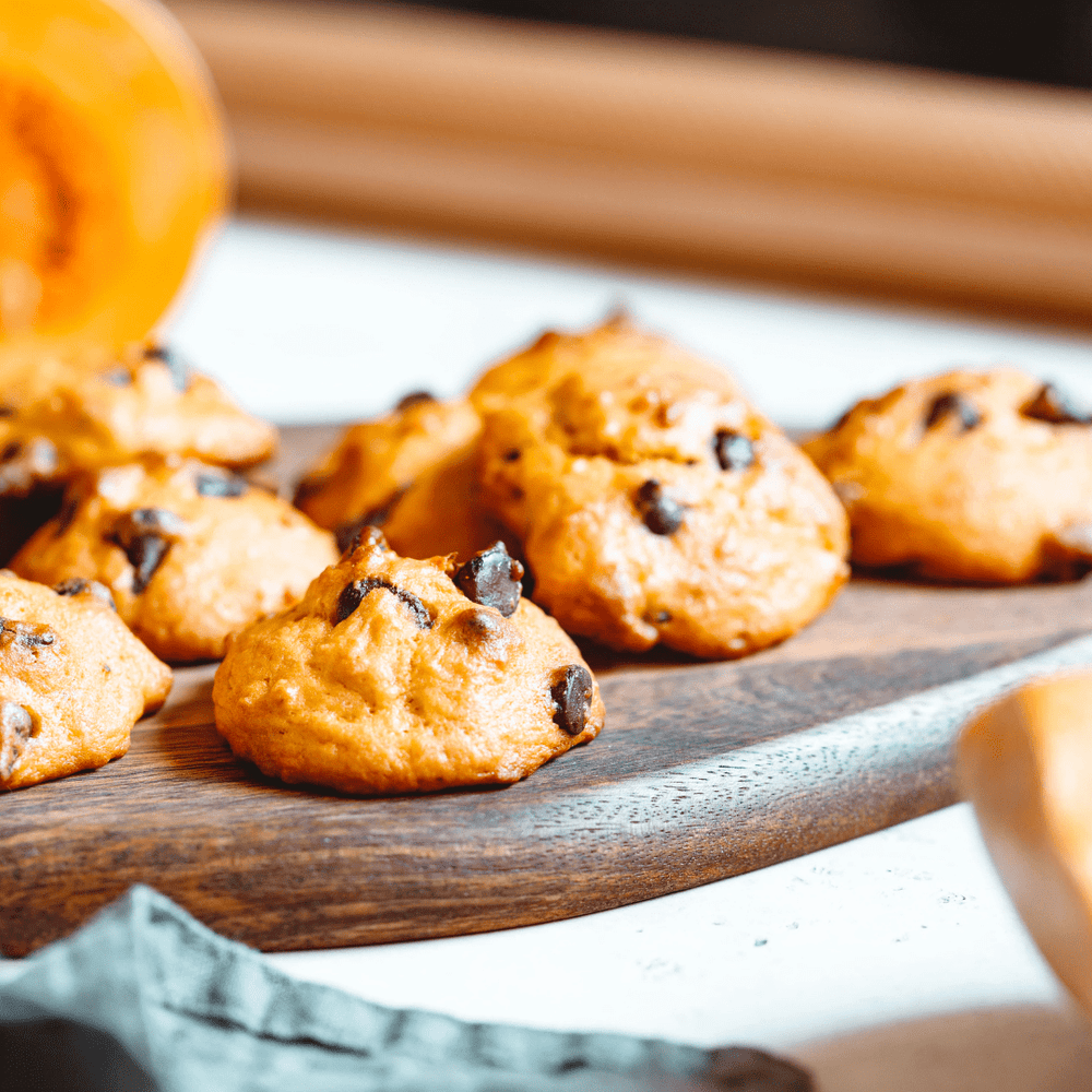 Une recette de cookies super moelleux à la courge. Avec des pépites de chocolat, cette recette est facile et rapide.