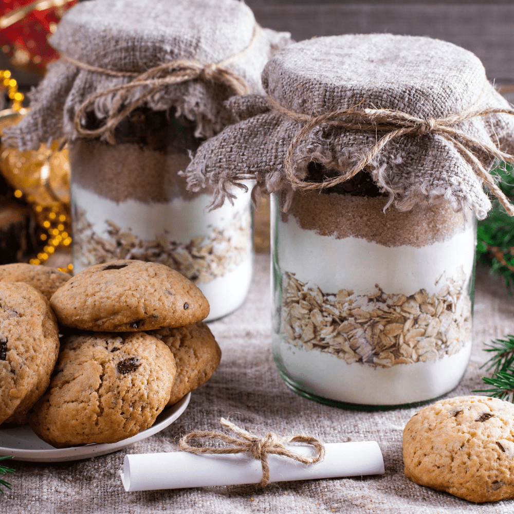 Idée cadeau de Noël, un cookie dans un pot, un mélange fait maison que tu peux offrir à ta famille.